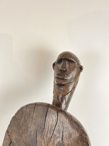Null BURKINA FASO - LOBI人



饰有人头的三足鼎立的轿子。

美丽的棕色铜锈，古老的裂纹，潮湿的痕迹



高97厘米

宽129厘米&hellip;