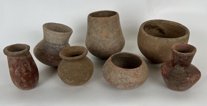 Null 马里 - DJENNE和GUIMBALA文化



14-18世纪。

一批七件小陶器，装饰精美，处于状态，有些缺口和裂缝。



D 4至12厘米。&hellip;