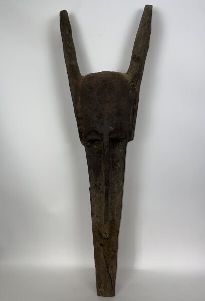 Null 马里 - BAMANA人



来自 "KONO "社会的面具，由木头制成，有一个很长的鼻子。

解酒的硬皮。



高109厘米

侵蚀和裂缝。

&hellip;