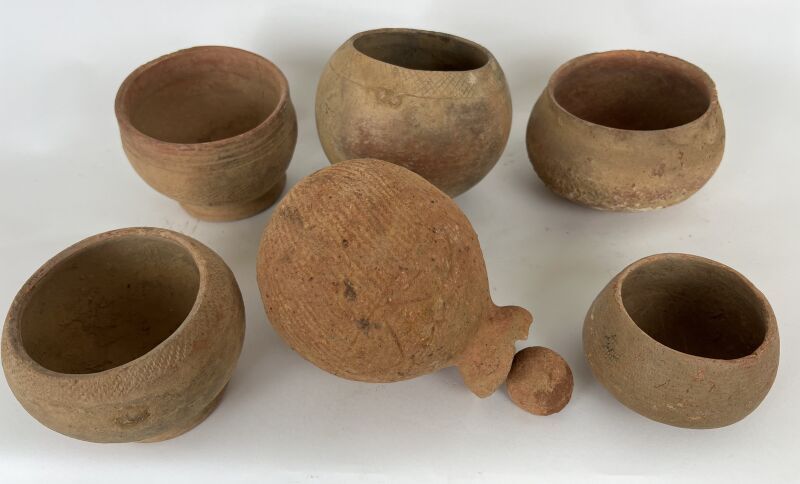 Null MALI - DJENNE文化



14-17世纪。

一批六件小陶器，装饰精美，处于状态，有些缺口和裂缝。



D 8至11厘米。



顾问:&hellip;