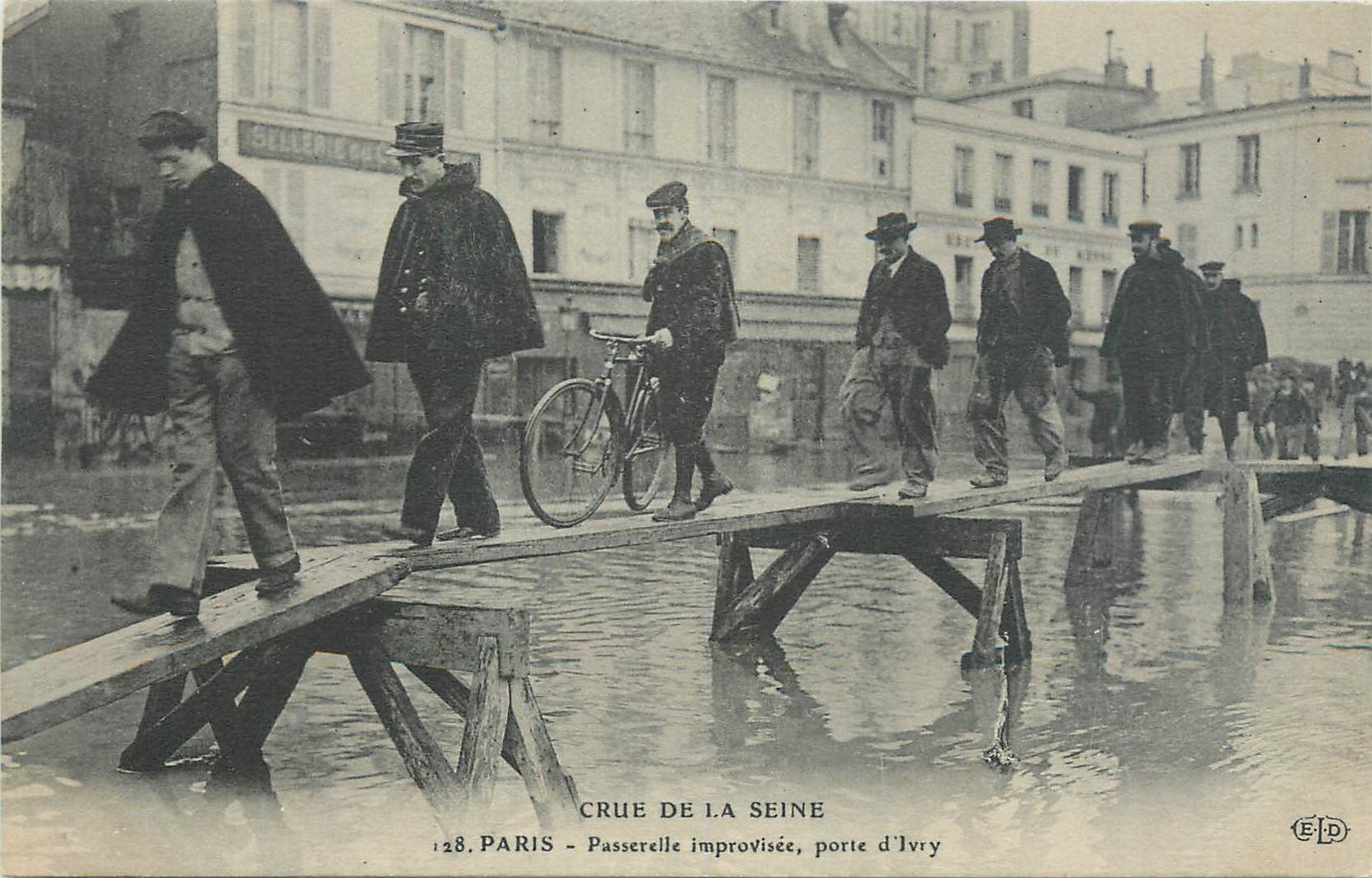 13 CARTES POSTALES INONDATIONS 1910 : Paris-5cp & Région Parisienne-9cp. "Paris &hellip;
