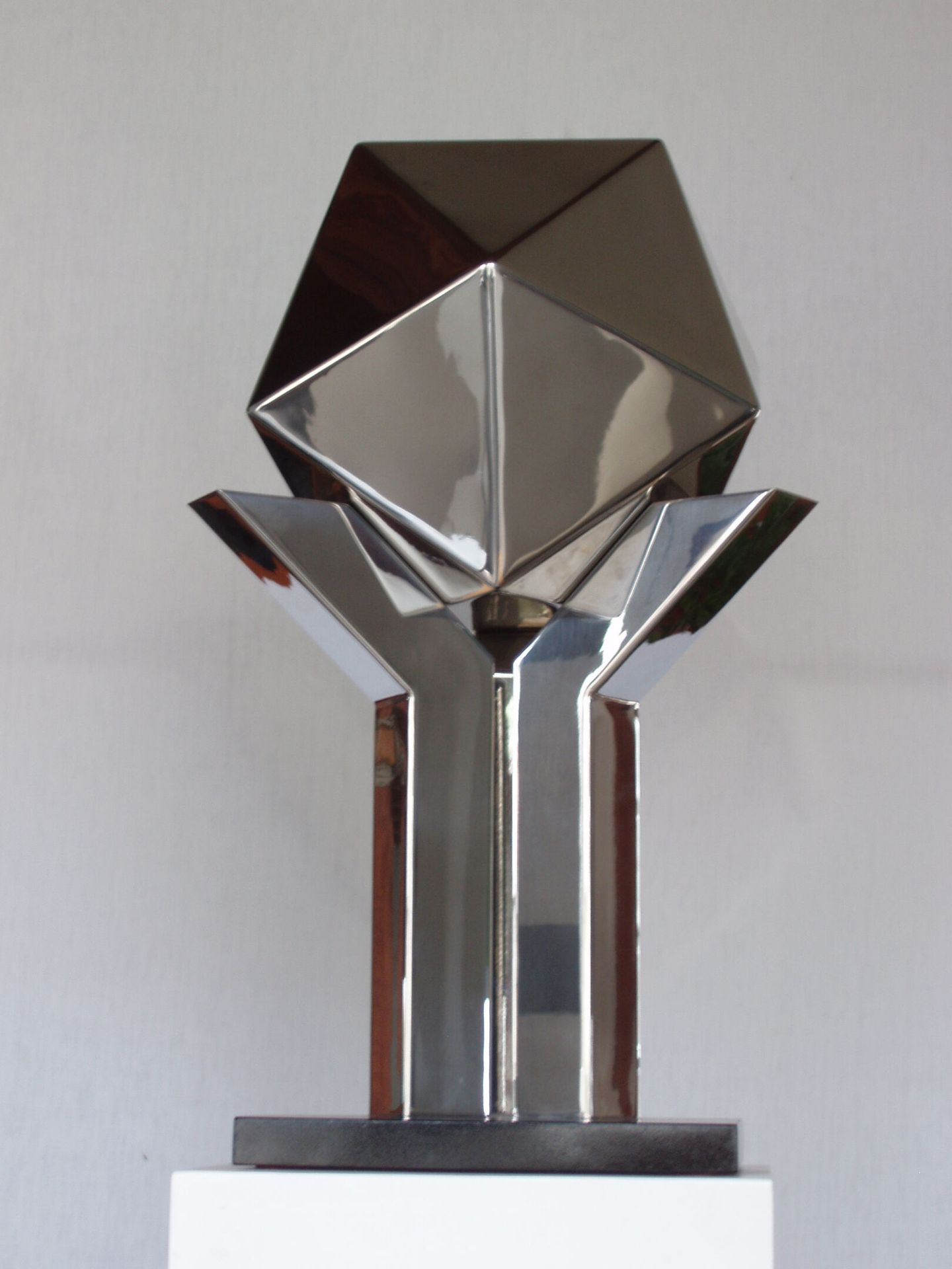 Null Savoir Faire et Transmettre.

Inox poli miroir. 1997.

66cm x 42cm x 42cm.
&hellip;