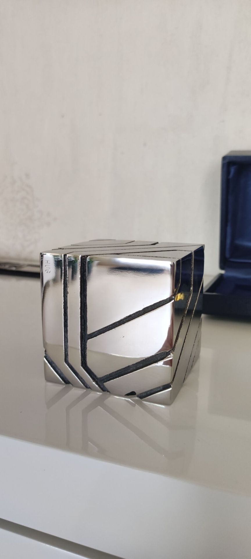 Null Cube.

Mirror polished stainless steel. 1989.

6,5cm x 6,5cm x 6,5cm.



Ex&hellip;