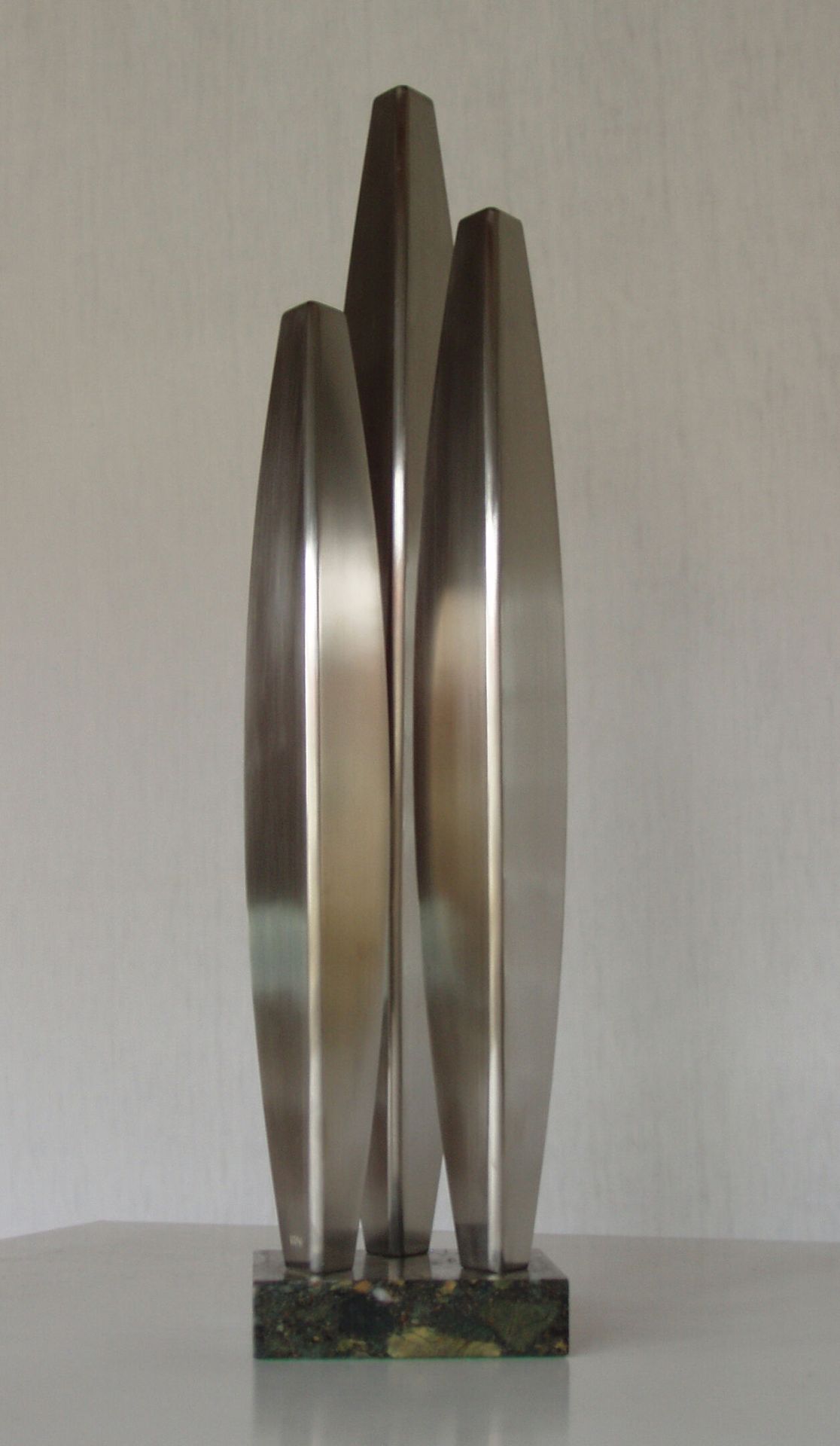 Null 
Trilogy.




Satin stainless steel. 2004.




2m45 x 2m10 x 1m90.




Weig&hellip;