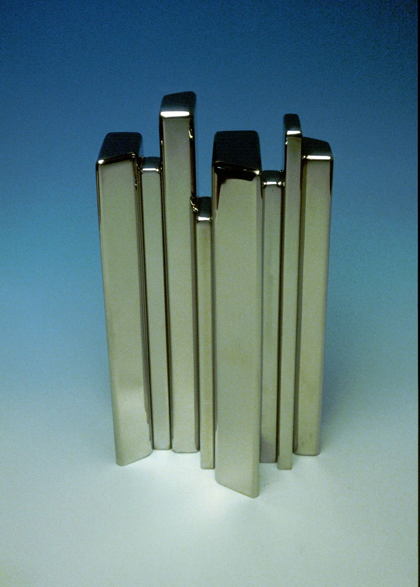 Null Le Verticali.

Acciaio nichelato. 1983.

15 cm x 8,5 cm x 4,8 cm.



Esposi&hellip;