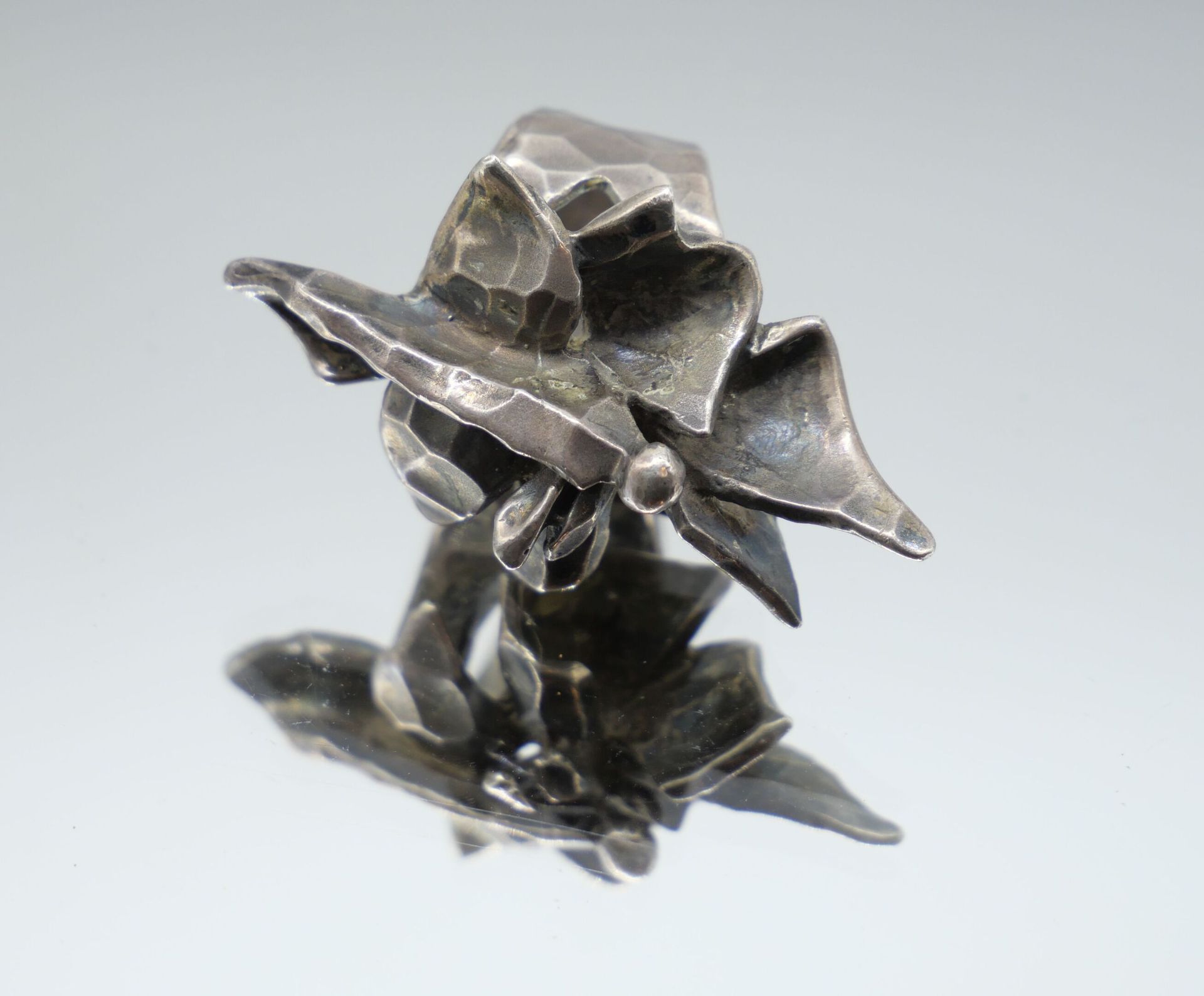 Null KARRAM
锤银800千分之一的设计师戒指，代表一只蝴蝶。内页签有：KARRAM。 
高度 : 5 cm TDD : 55.毛重 : 28,23克
&hellip;