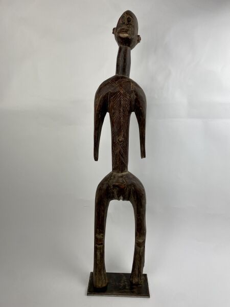 Null 尼日利亚 - 穆穆耶人



大型女性占卜雨的雕像。

美丽的红褐色铜锈，身体和面部都有伤痕。



H.78厘米



顾问:Jean-Pierre&hellip;