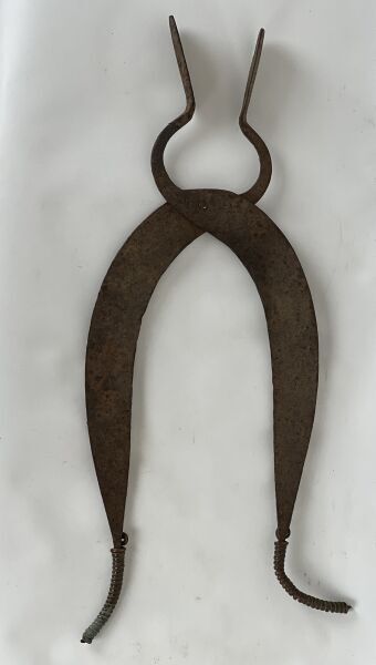 Null 尼日利亚--MUMUYE? 或VERE? 人







拟人化的铁器，等级的标志，钳子的两端饰有铜捻。





高43厘米。







顾问&hellip;