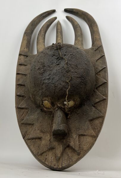 Null 马里 - 马林克人



有5个角的面具，其顶部得到了像博利乌-巴马纳一样的重要魔法指控。

卡奥里斯，云母眼

背面摩擦产生的极好的红棕色铜锈


&hellip;