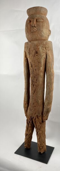 Null 
喀麦隆 - 巴米莱克人









大型雕像，手臂沿着身体，头上有一个供奉的碗。




侵蚀，美丽的橙红色土质斑纹。



H.97厘米

&hellip;