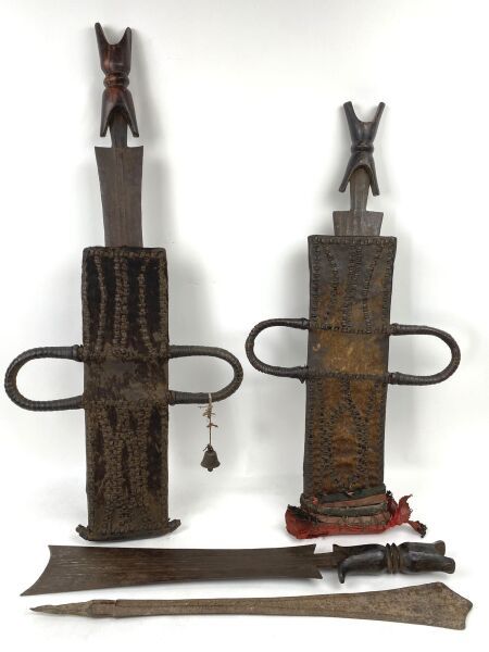 Null 喀麦隆 - 提卡人



一套四件精加工铁质和拟人木柄的威望武器

两把剑，剑鞘上覆盖着水牛皮

一剑无锋

一个光秃秃的刀片



长55厘米（约）&hellip;