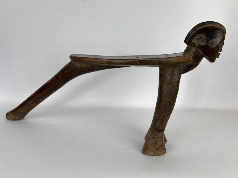 Null BURKINA FASO - LOBI人



饰有猎人头像的三角凳

非常好的棕色铜锈，来自于非常高的使用率



H.28厘米

长：60厘米

&hellip;