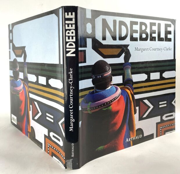 Null 库特尼-克莱尔克 玛格丽特.

Ndebele - 一个南非部落的艺术。

Arthaud 2002年，双开本，黑布装订，带彩色插图的防尘套。



&hellip;