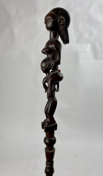 Null 坦桑尼亚 - KWERE人



酋长手杖，雕刻有两个动物和两个人物。

男性人物将女性人物扛在肩上。

小珠子腰带和耳朵上有小的棉花加持。

非常漂&hellip;