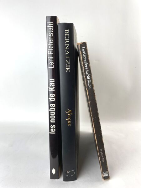 Null [黑非洲]。一套3卷。

集体：Bernatzik-Afrique, 5 Continents Editions 2003，双开本，黑布装订，彩色插图&hellip;