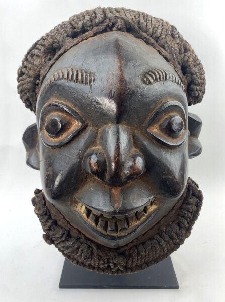 Null 喀麦隆 - 巴米莱克人



KOM酋长的头盔面具，胡须和头发由纤维制成。



H.33厘米



顾问:Jean-Pierre LACOSTE

&hellip;