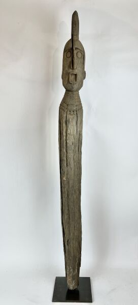 Null 埃塞俄比亚 - 孔索人



雕刻的木制葬礼肖像

侵蚀与雨水的青铜色



H.144厘米



顾问:Jean-Pierre LACOSTE

0&hellip;