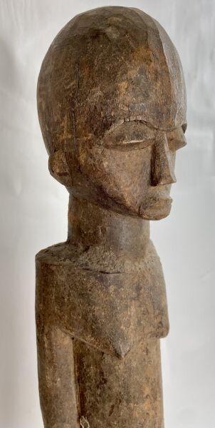 Null BURKINA FASO - LOBI人



经典的BATEBA雕像，手臂沿着身体，土黄色。

约1940-1950年



H.63厘米



顾&hellip;
