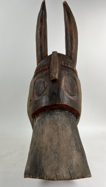 Null 尼日利亚 - 穆穆耶人



木制面具，水牛张着大嘴。

高岭土和红赭石斑纹。

约1950年。

小幅磨损



H.53厘米



顾问:Jean&hellip;