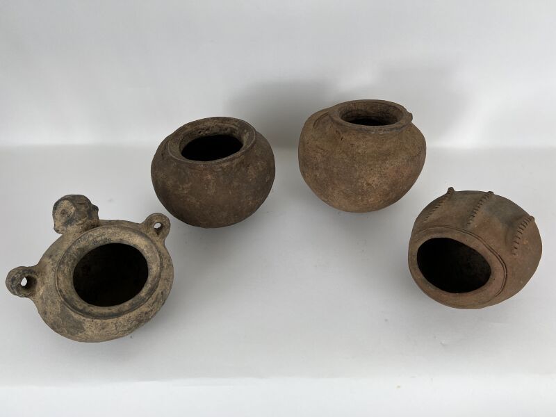 Null 尼日利亚 - IGBO人



一套四个陶土药碗，带有拟人化的装饰

因使用而产生的漂亮铜锈

一个碗的颈部有小缺口



D. 16至17厘米


&hellip;