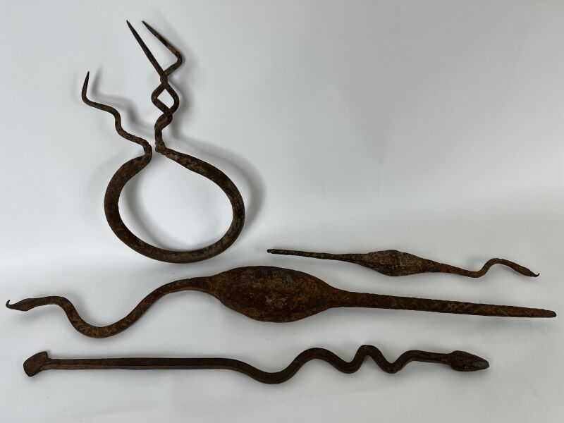 Null 尼日利亚 - 穆穆耶人



一批四枚带蛇形装饰的铁币。



长度从33到74.5厘米



顾问:Jean-Pierre LACOSTE

06 &hellip;