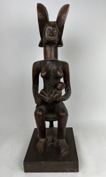 Null 坦桑尼亚 - KWERE人



坐在一个装饰精美的凳子上的大母亲。经典的Kwere或Zaramo发型。眼睛上镶嵌着白色的小珠子。

非常漂亮的红褐色&hellip;