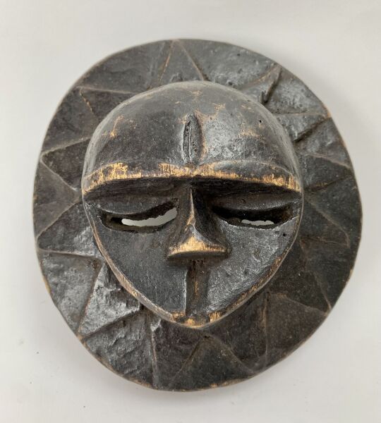 Null 尼日利亚 - EKET人



小木制 "太阳 "面具。

深棕色的铜锈，磨损和撕裂



D. 17厘米



顾问:Jean-Pierre LAC&hellip;