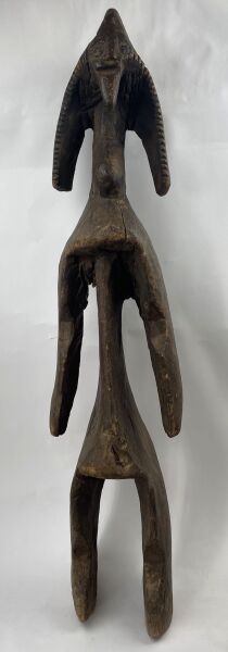 Null 尼日利亚 - 穆穆耶人



巨大而壮观的木制雕像，手臂与身体分离，树干被掏空成刀刃状，头饰有纹路，耳朵有大纹路，喉结像甲状腺肿大，腿部有糜烂。


&hellip;