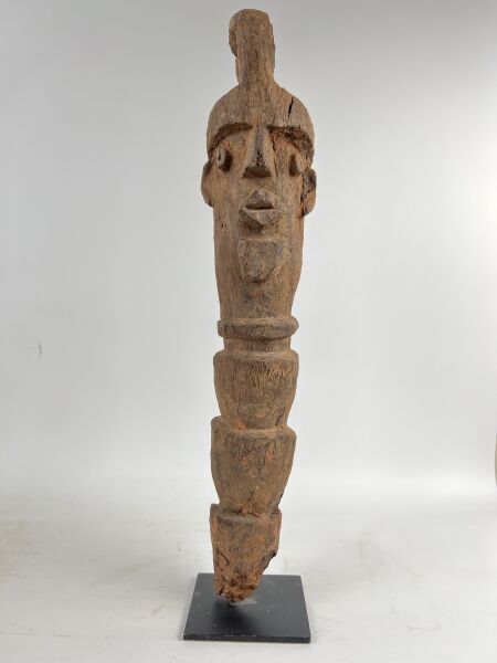Null 尼日尔 - TIV人



Ihembe "柱顶为桃花心木，代表了一个高等级的人物。

棕色和土黄色的铜锈。

旧的磨损和撕裂。



H.50厘米
&hellip;