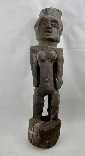 Null TOGO - TCHAMBA人（？）



大权在握的女性雕像，手臂沿着身体。

仪式性的青铜器，脐部的太阳疤痕。

侵蚀和缺失的部分。



H.7&hellip;