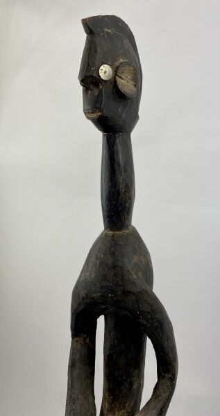 Null 尼日利亚 - 穆穆耶人



非常纤细的女性雕像，手臂带回下腹部，太阳穴用画针加强。

黑色铜锈，耳朵和嘴上有高岭土亮点。

约1950年



H.&hellip;