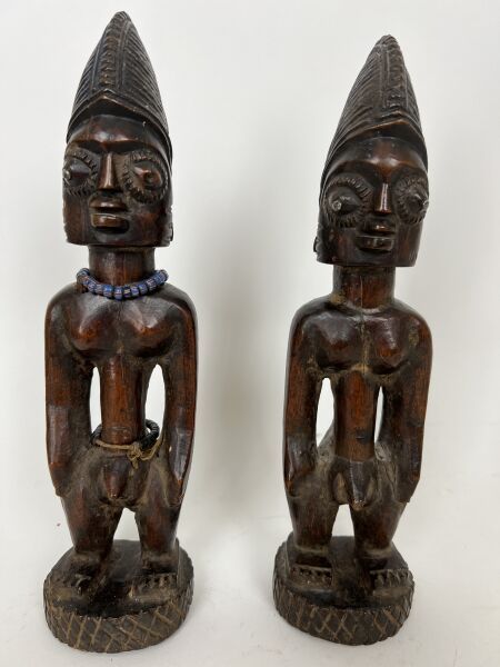 Null 尼日利亚 - YORUBA人



一对用于崇拜双胞胎的雄性伊贝吉。

雕刻的木材。一个有玻璃珠制成的手镯和项链，镶有眼睛。

凸轮木和碱液蓝的铜锈
&hellip;