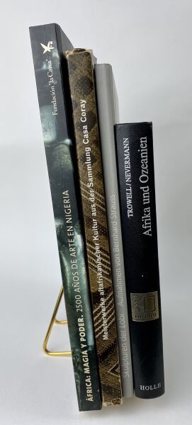 Null [ARTE AFRICANO]. Conjunto de 4 volúmenes en español y alemán.

Colectiva - &hellip;