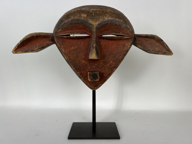 Null 刚果民主共和国 - PENDE人



PANYA NGOMBE面具

心形的脸和管状的嘴

中空的耳朵

红色和黑色古铜色



H.20厘米

长&hellip;