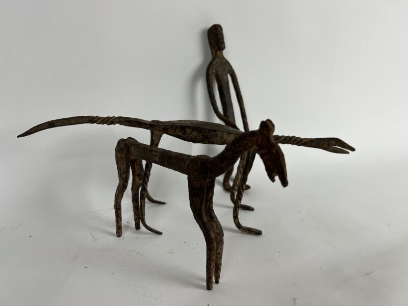 Null 马里 - 巴马纳人



一套三个锻铁雕塑，代表一匹马，一个站立的人和一只蜥蜴。



长36.5厘米(蜥蜴)

H. 23.5厘米（男）

长20厘&hellip;