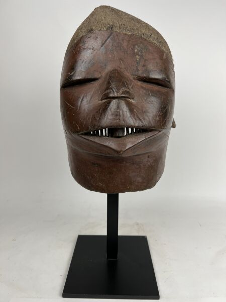 Null 坦桑尼亚 - MAKONDE人



非常逼真的头盔面具。

轻型木材。

红褐色的铜锈

牙齿由薄薄的木条代表。

头骨的顶部模仿了经典的人类头发。&hellip;