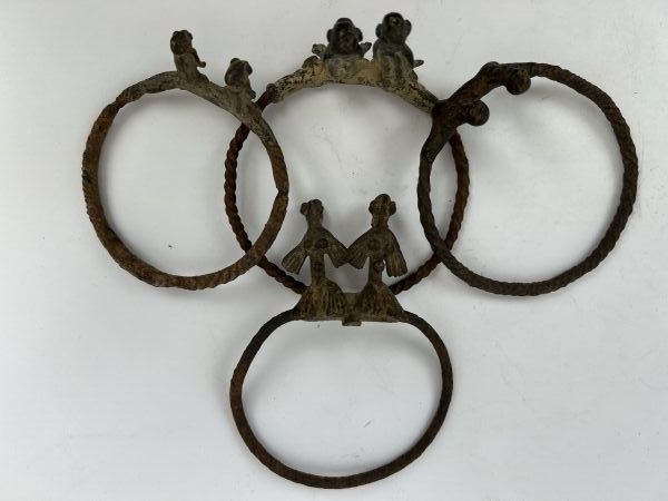 Null BURKINA FASO - LOBI和BWA人



四个铁和青铜 "手镯"。这些物品不被佩戴，而是放在祭坛上，与雕像同时处理。



直径为8至9&hellip;