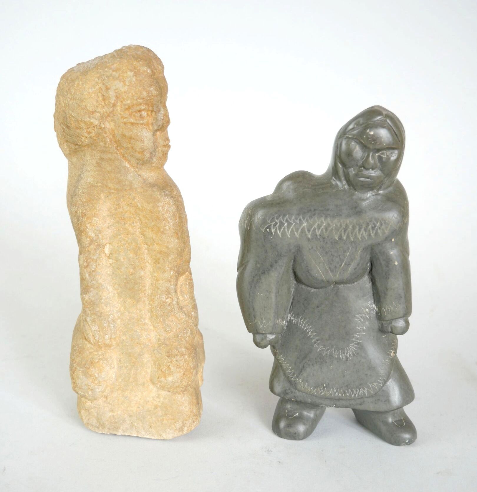 Null 安妮-诺瓦林加 (1951)

母亲和孩子

石雕，有刻字装饰，左脚下有难以辨认的注释，右脚下有签名。

尺寸：14.5 x 7 x 3厘米

(芯片&hellip;