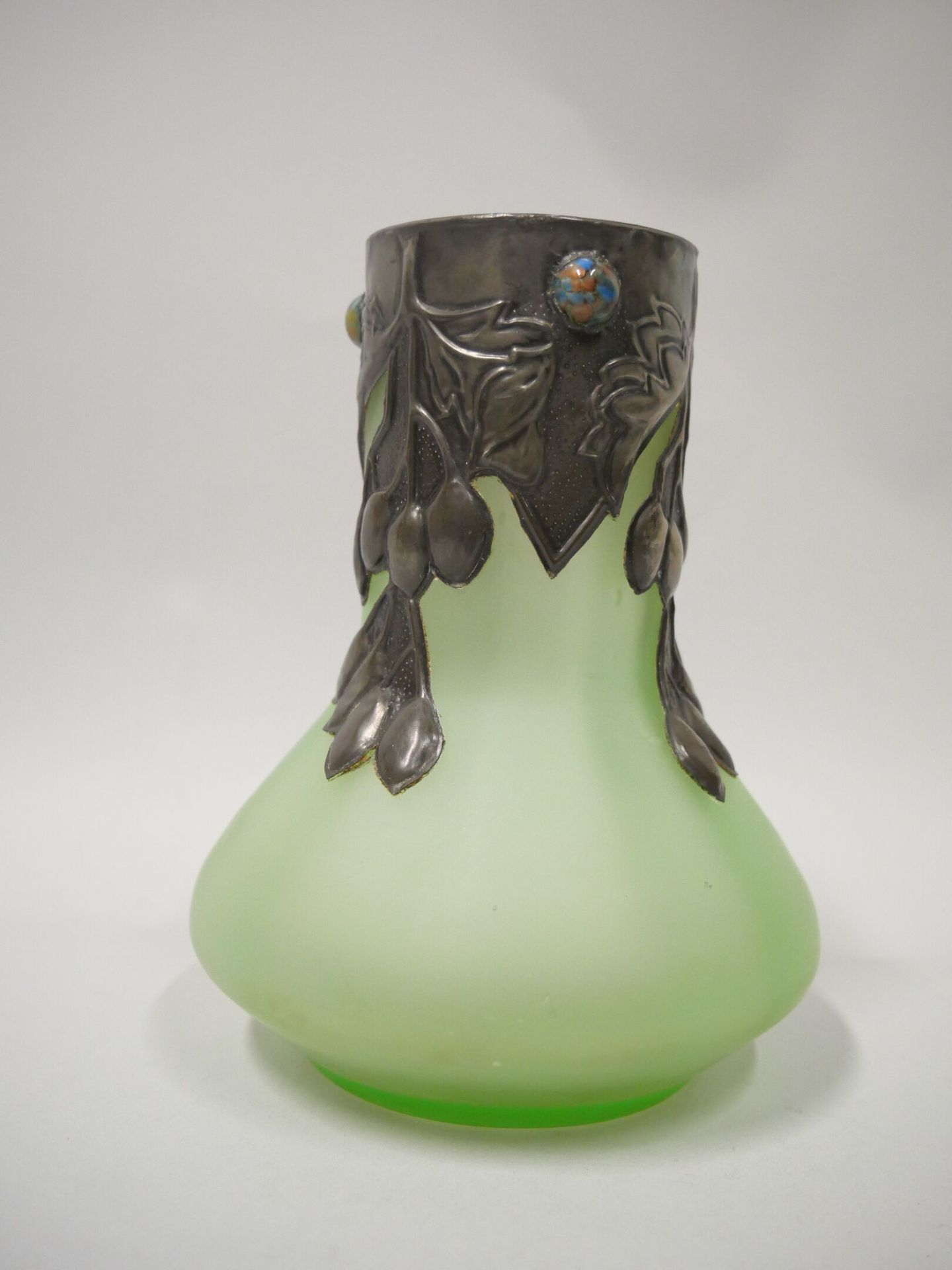 Null 浅绿色着色的不透明玻璃花瓶，装饰有植物图案的锡器和多色玻璃珠。

新艺术主义风格。

高度：15.5厘米





拍卖会将于2022年12月16日（&hellip;
