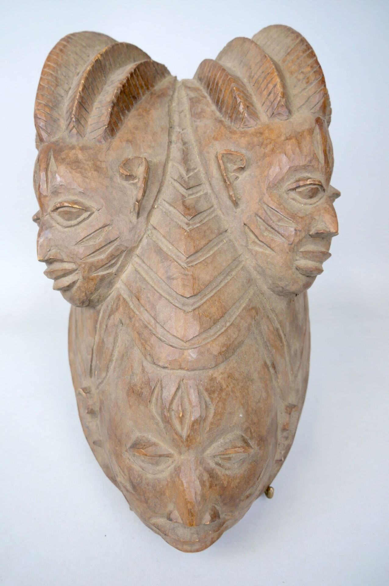 Null Yoruba风格的面具，尼日利亚。



拍卖会将于2022年12月16日（星期五）在巴黎第十五区（地铁：Sèvres-Lecourbe）举行，届时将&hellip;