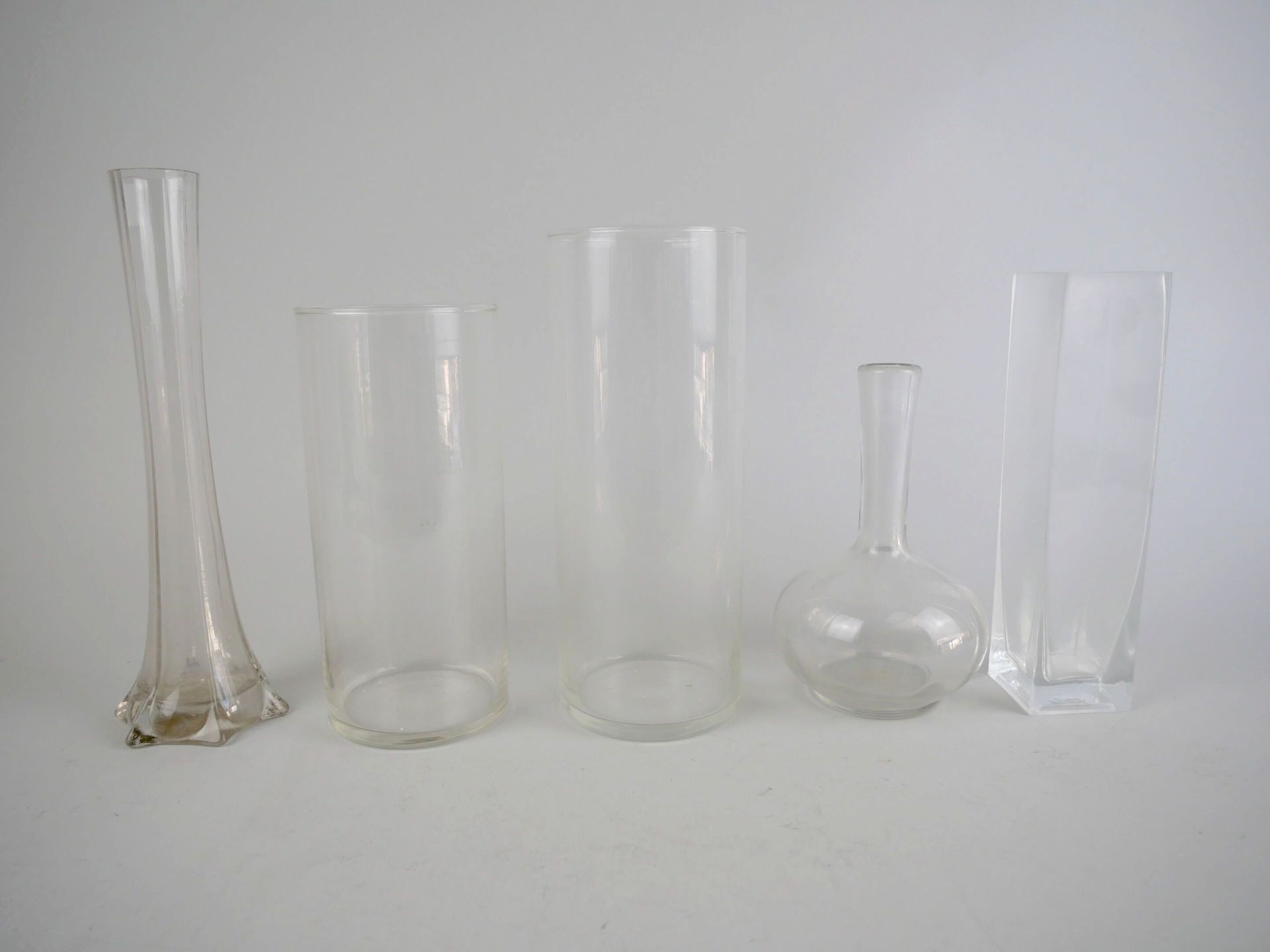 Null Ensemble de vases en verre comprenant :

- deux vases en forme de tubes (Ha&hellip;