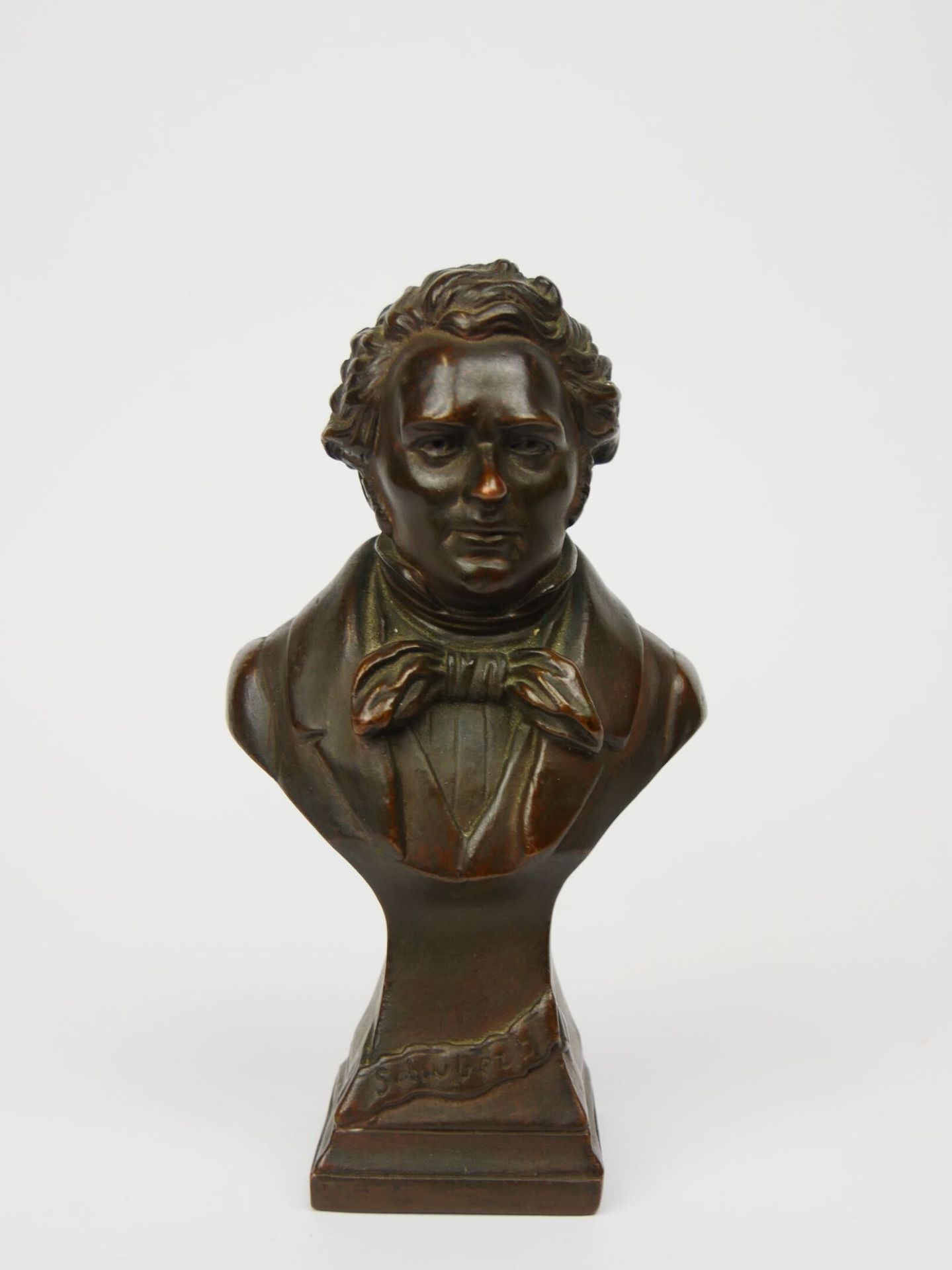 Null Busto de Schubert en imitación bronce patinado marrón. En el reverso figura&hellip;