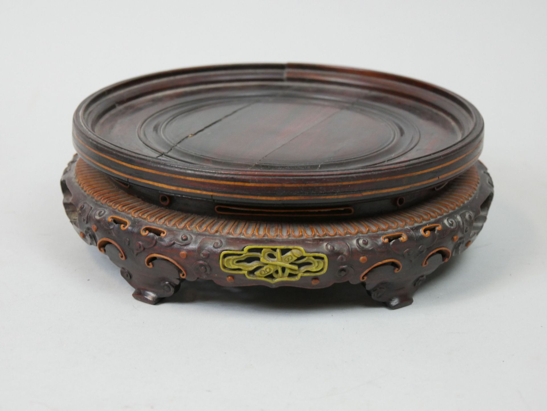 Null CHINA 
Base in exotic wood molded and finely carved with openwork decoratio&hellip;