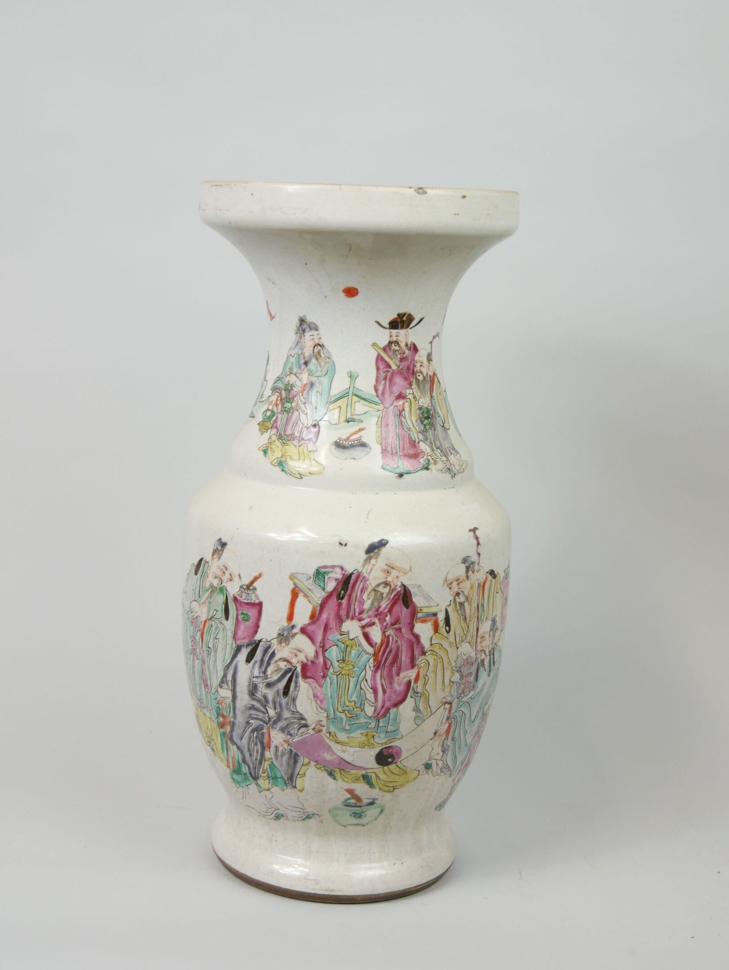 Null CINA 
Vaso a balaustro in porcellana con decorazione policroma in smalti fa&hellip;