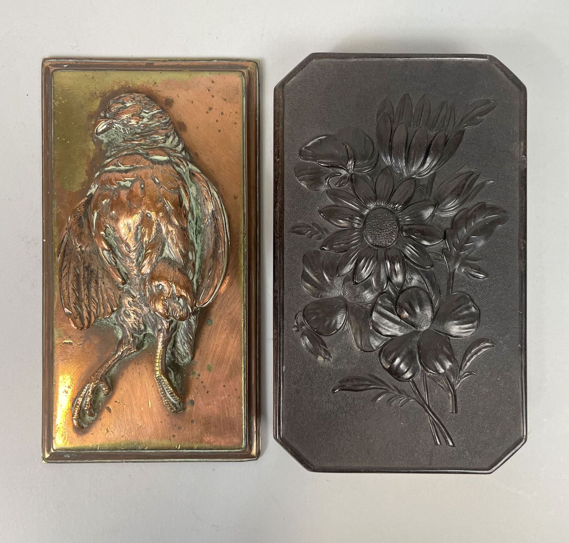 Null Zwei Papierpressen, eine aus Bronze mit einem toten Vogel und eine aus gehä&hellip;