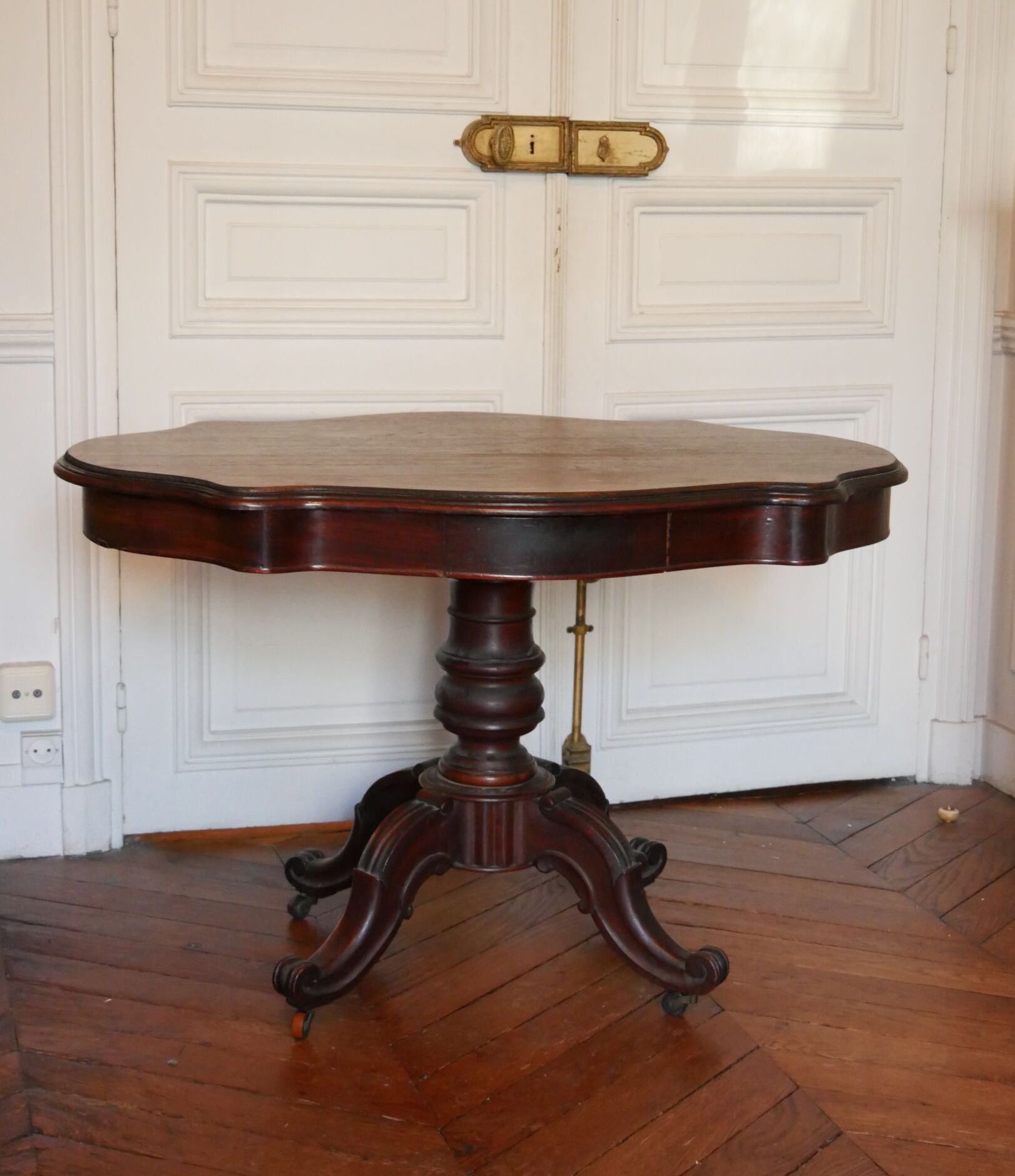 Null Une table violonée de style Napoléon III
Dimensions : 69 x 105 x 68 cm

Le &hellip;
