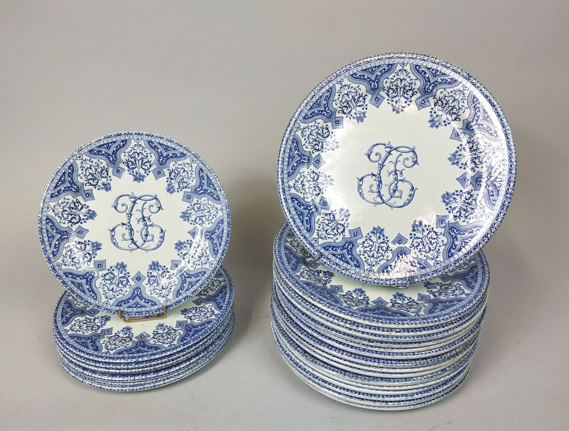 Null GIEN 
精美的陶器服务套装，带有蓝色单色印刷的花卷装饰，包括大约80个大盘子和大约20个小盘子。
图为JC。
19世纪末。

(使用状况，事故和缺&hellip;