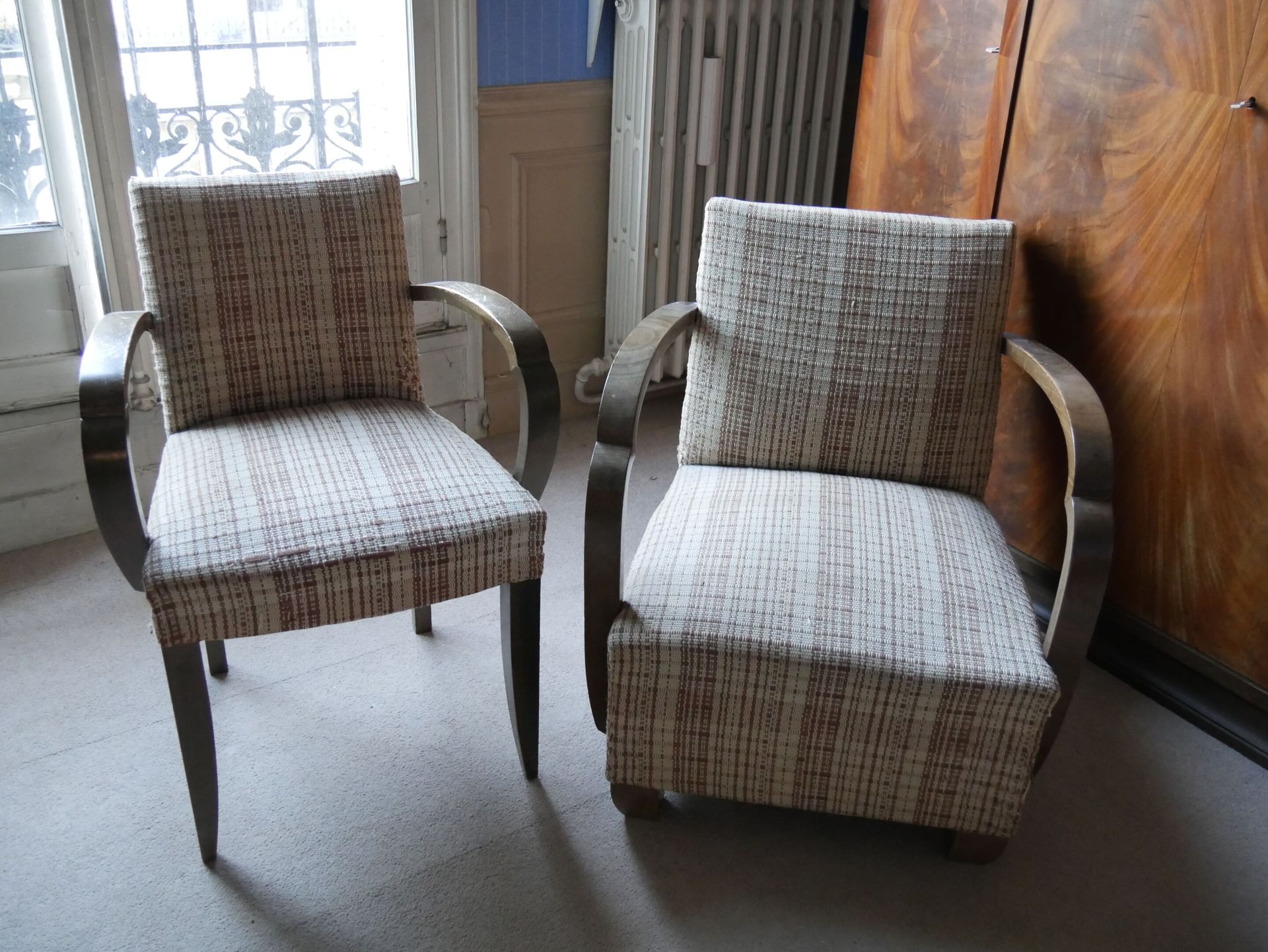Null Zwei Sessel im Art-Deco-Stil, die Armlehnen sind aus Naturholz.
Maße: 71 x &hellip;