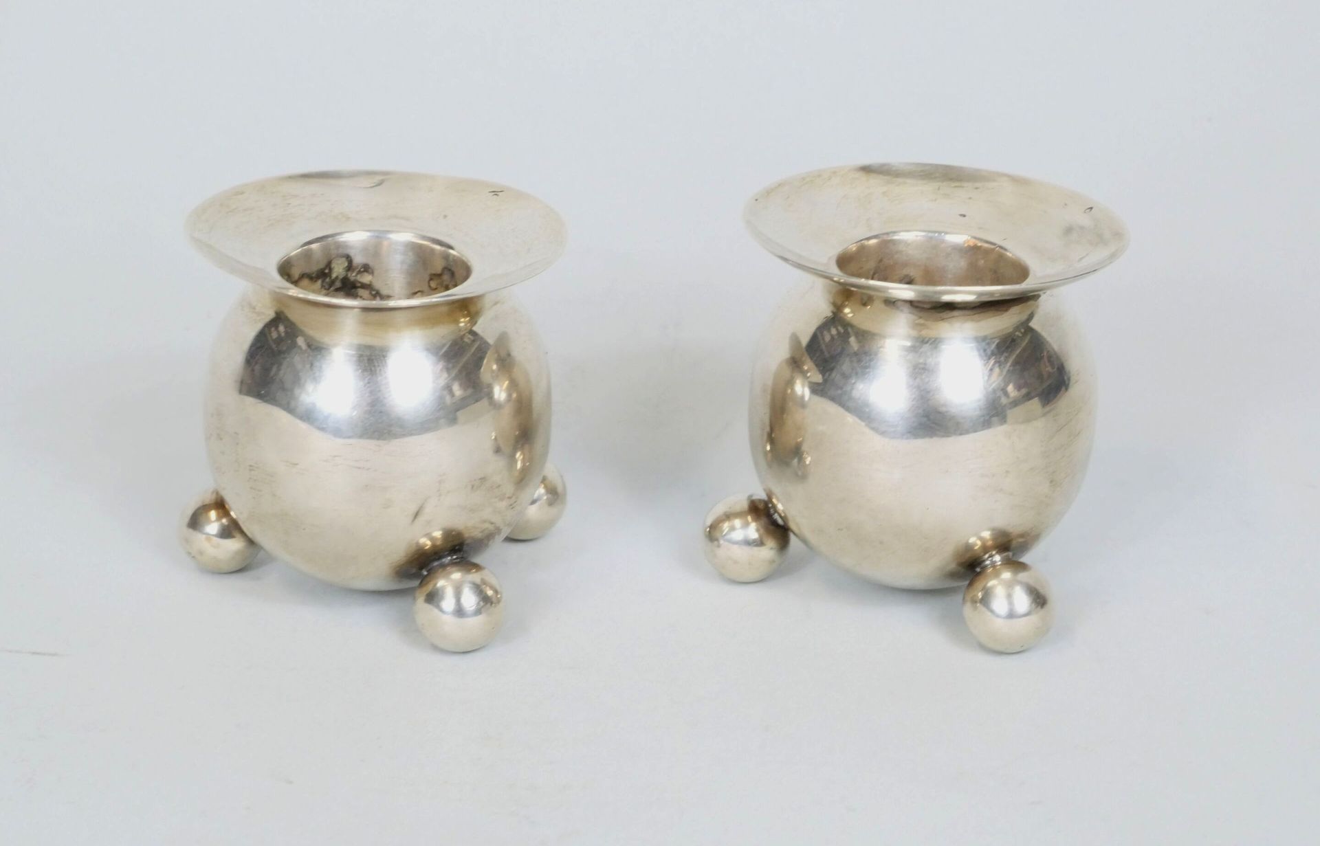 Null Zwei kugelförmige, dreibeinige Kerzenhalter aus Silber 925 Tausendstel.
Gew&hellip;