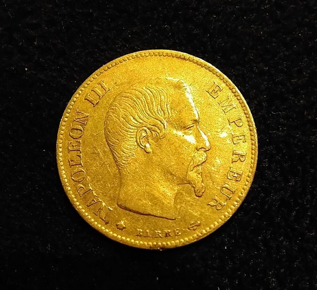 Null 法国。黄金。10法郎。拿破仑三世皇帝。1859年巴黎BB公司。 
重量：3.21克。 

买家的费用：税前10%（含税12%）。

只有通过预约才能在&hellip;